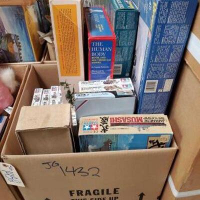 https://bid.bidfastandlast.com/ui/auctions/74438/7366067#:~:text=NEXT%20ITEM-,%231432%20%E2%80%A2%20Box%20Of%20Model%20Ships%2C%20Planes%...