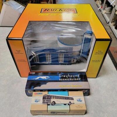 #1358 â€¢ Rail King Greyhound Bus Station, Corgi Classics Greyhound Busses