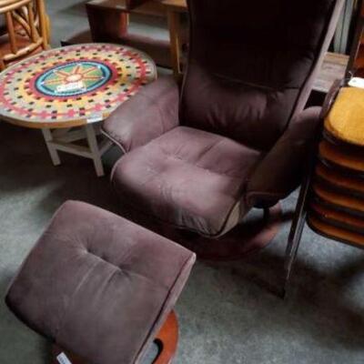 #2026 â€¢ Lounge Chair Measures Approx 33"x27"x40"