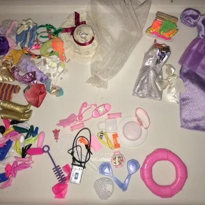 Selling with Barbie / doll lot is