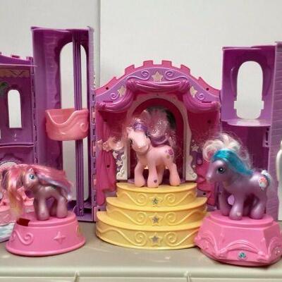 https://www.ebay.com/itm/115145132504	HS3013 VINTAGE MY LITTLE PONY PLASTIC PLAY CASTLE WITH 3 PONYS & EXTRAS		Offer	 $19.99 
