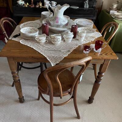 Antique oak dining table - has 3 leaves