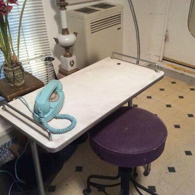 Manicure station with stool