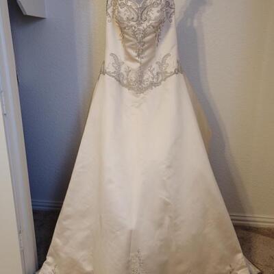 Casablanca Bridal Wedding Dress is New With Tags Size 16