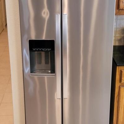Whirlpool Stainless Side by Side Refrigerator
In Door Water & Ice Dispenser
Model WRS571C1H01