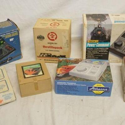 1094	LOT OF MODEL TRAIN POWER PACKS, INCLUDE LIONEL, MRC, & ATHEARN
