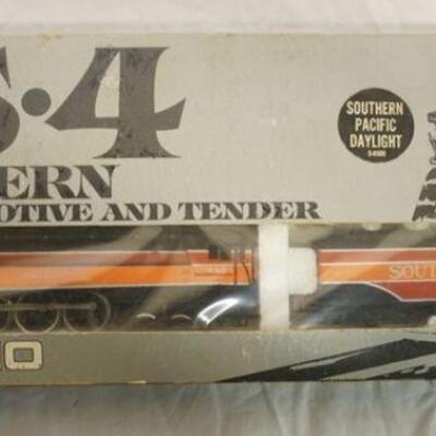 1053	LIONEL HO SOUTHERN PACIFIC DAYLIGHT 5-5600 LOCOMOTIVE & TENDER MODEL IN BOX FOR GS4 NORTHERN 4-8-4 
