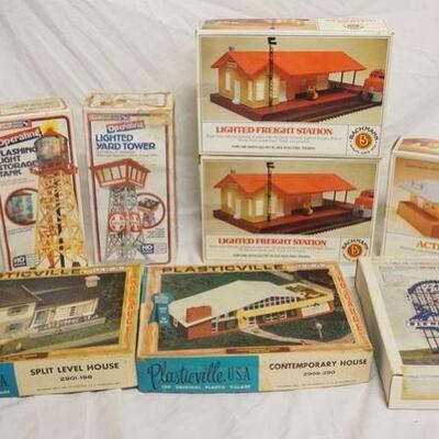 1010	LOT OF MODEL TRAIN ACCSESORIES KITS W/ ORIGINAL BOXES, INCLUDES PLASTICVILLE, LIFE-LIKE & BACHMANN, LOT ALSO INCLUDES PABST BLUE...