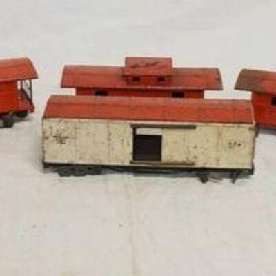 1274	LOT OF 5 AMERICAN FLYER CABOOSES & TRAIN CAR
