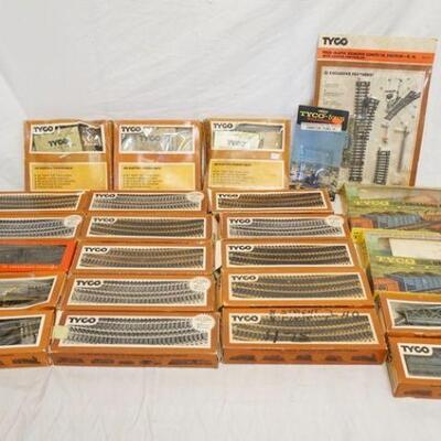 1352	LARGE LOT OF TYCO MODEL TRAIN ACCESSORIES
