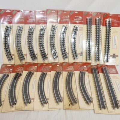 1266	LARGE LOT OF LEMAX MODEL TRAIN TRACKS INCLUDES BOTH CURVED & STRAIGHT TRACKS
