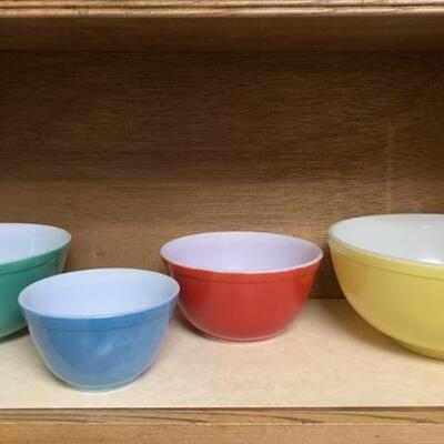 (4) Mid Century Set of Pyrex Primary Mixing Bowls
Selling high online!
Circa 1950's
404 Yellow
403 Green
402 Red
401 Blue