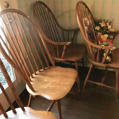 Set of 8 Windsor Chairs in excellent condition