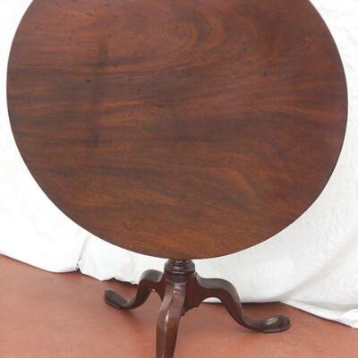 18TH C. QUEEN ANNE TILT TOP TABLE