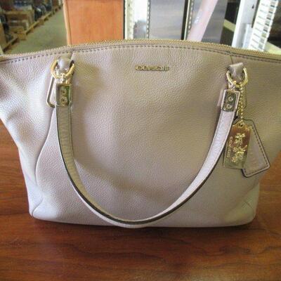 COACH PURSE FROM SMOKE FREE ENVIROMENT AND VERY CLEAN