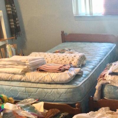 Twin bed set, bunkable, has matresses