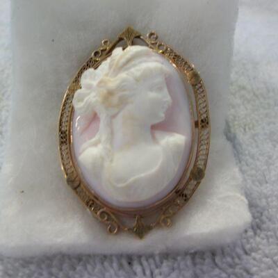 Close up of 10K Cameo