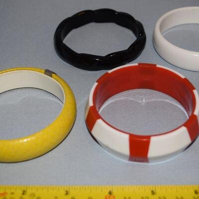 Vintage jewelry : bangle bracelets