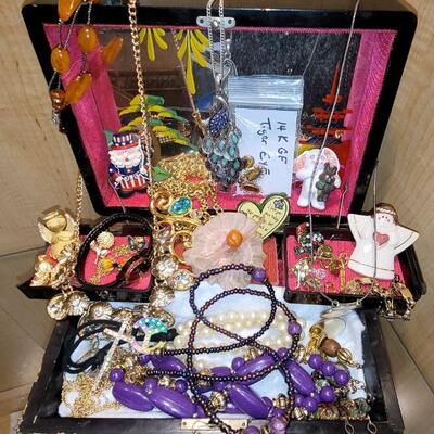 Jewelry box are not for sale they are for displaying  only.