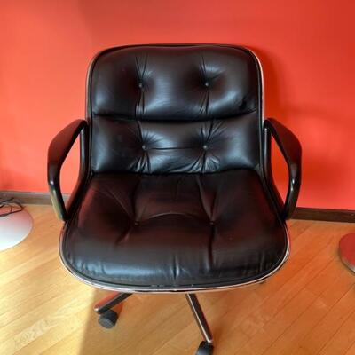 Knoll Executive Arm Chair on Castors with some wear includng some scrape/scratch marks to the leather. 