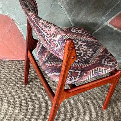 Single Mid Century Style Chair with a beautiful wood finish accented with a lovely fabric. Perfect accompaniment to a desk needing a...