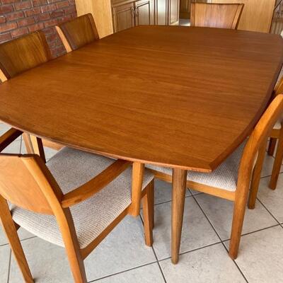 Absolutely Gorgeous Danish Teak Holstebro MÃ¶belfabrik Dining Room Table & Six Chairs. Exceptionally lovely dining set in very good...