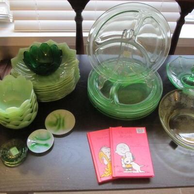 VINTAGE JADEITE, DEPRESSION GLASS, ALEXANDRITE VASE, 1970S PEANUTS BOOKS IN GERMAN