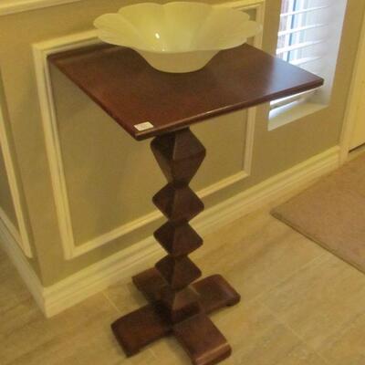 VINTAGE ETHAN ALLEN ACCENT TABLE IN A CUTE MODERN DESIGN