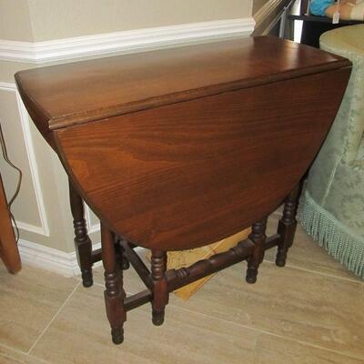 ANTIQUE DROP-LEAF TABLE WITH GATE LEGS. BEAUTIFUL!