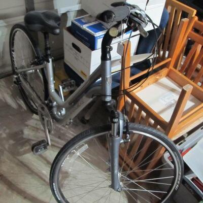 LADIES 16" TREK ALPHA MOUNTAIN BIKE ( AVAILABLE ADAPTER TO CONVERT TO A MEN'S BIKE)