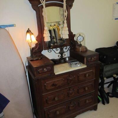ANTIQUE 1800s VICTORIAN MARBLE-TOP DRESSER, TIFFANY STYLE LILLY LAMP, ANTIQUE BARR ELECTROMAGNETIC CLOCK WITH DOME