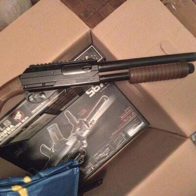 Pump bb gun and I do have magazine it just wasnt in it when photo was taken 