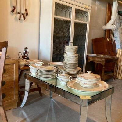 Mirrored table & china