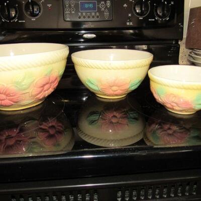 Nice set of 3 nested bowls