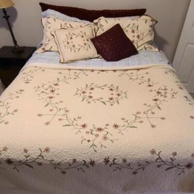 Queen quilt. like new! 