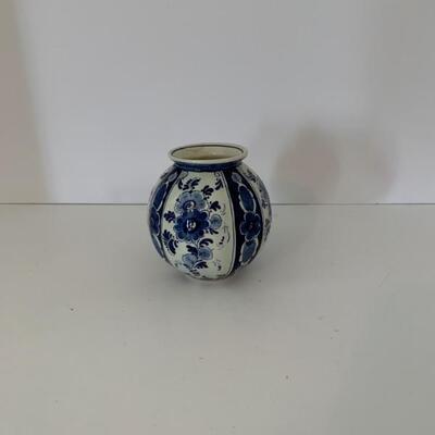 Small 4â€ Regina Delft Blue Hand Painted Vase # 1154  Made in Holland