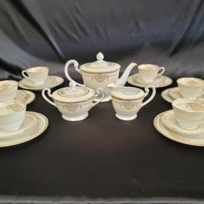 Vintage Noritake Penelope Tea Set, Service for 6:
Lidded Teapot
Lidded Creamer & Sugar
6 Teacups & 6 Saucers
6 Luncheon/Dessert Plates