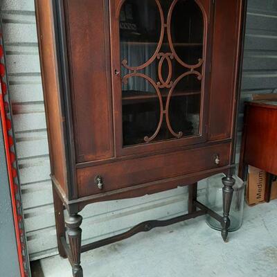 Beautiful Vintage china hutch with one drawer
