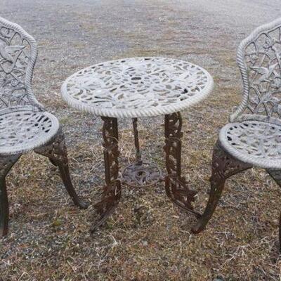 1050	CAST METAL GARDEN PATIO TABLE & 2 CHAIRS W/HUMMINGBIRDS, TABLE IS APPROXIMATELY 24 IN X 26 IN HIGH

