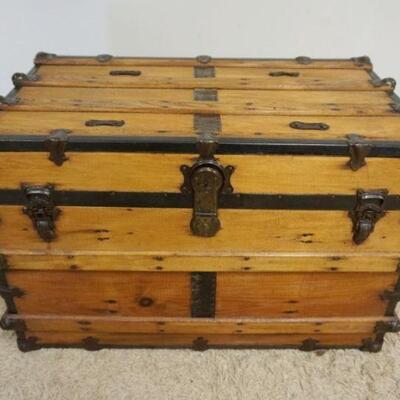 1042	ANTIQUE WOOD STORAGE TRUNK APPROXIMATLEY 35 IN X 20 IN X 23 IN HIGH
