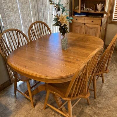 Oak table w/4 chairs