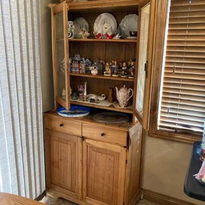 Step-back cupboard