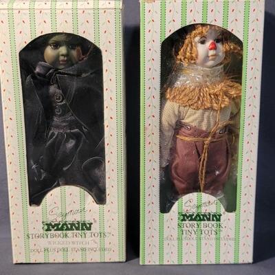 (2) NIB Wizard of Oz Limited Edition Dolls:
Seymour Mann Story Book Tiny Tots, Limited Edition Collection
Wicked Witch & Scarecrow
Hand...