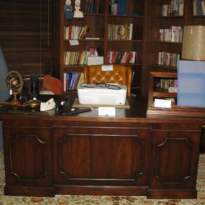 LARGE EXECUTIVE DESK  BUY IT NOW $ 225.00 obo