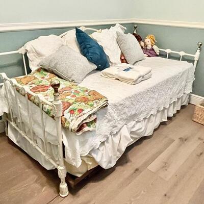 Daybed with trundle bed underneath