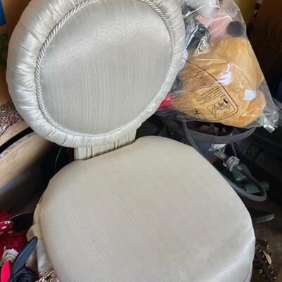 Vanity chair