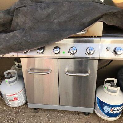Working Propane Grill with (1) Propane tank included