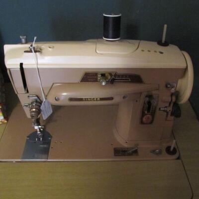 Vintage Singer Sewing machine & cabinet...lovely
