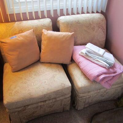 Cute 2 or 4 piece sectional that can be a couch or chairs. 