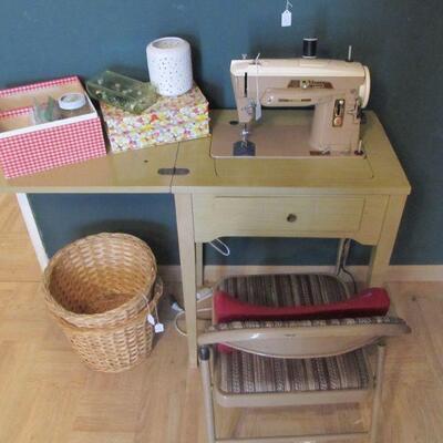 Vintage Singer Sewing machine & cabinet...lovely